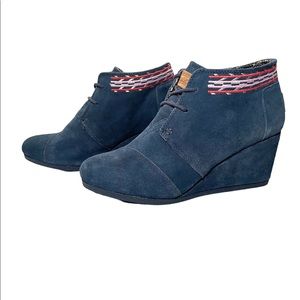 Women’s TOMS Sz 8 Navy Blue Suede Desert Wedge Bootie